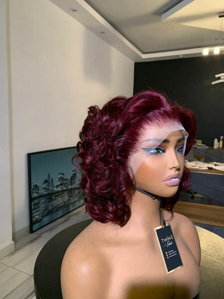 Perruque synthétique rouge bouclée