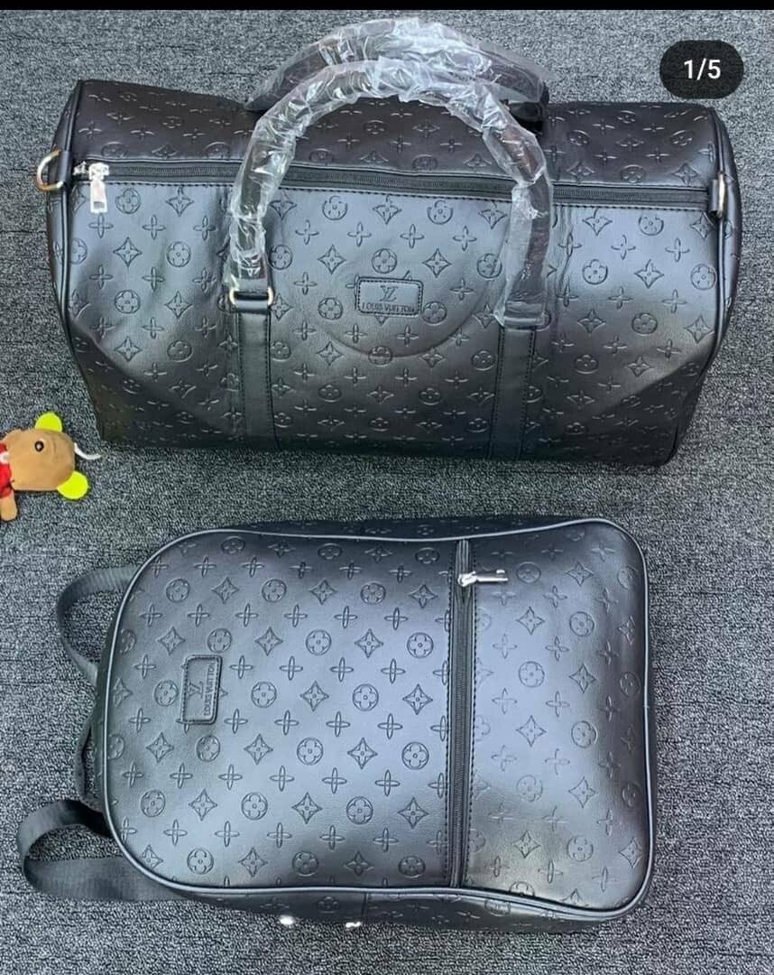 Sacs et valise en mains de qualité