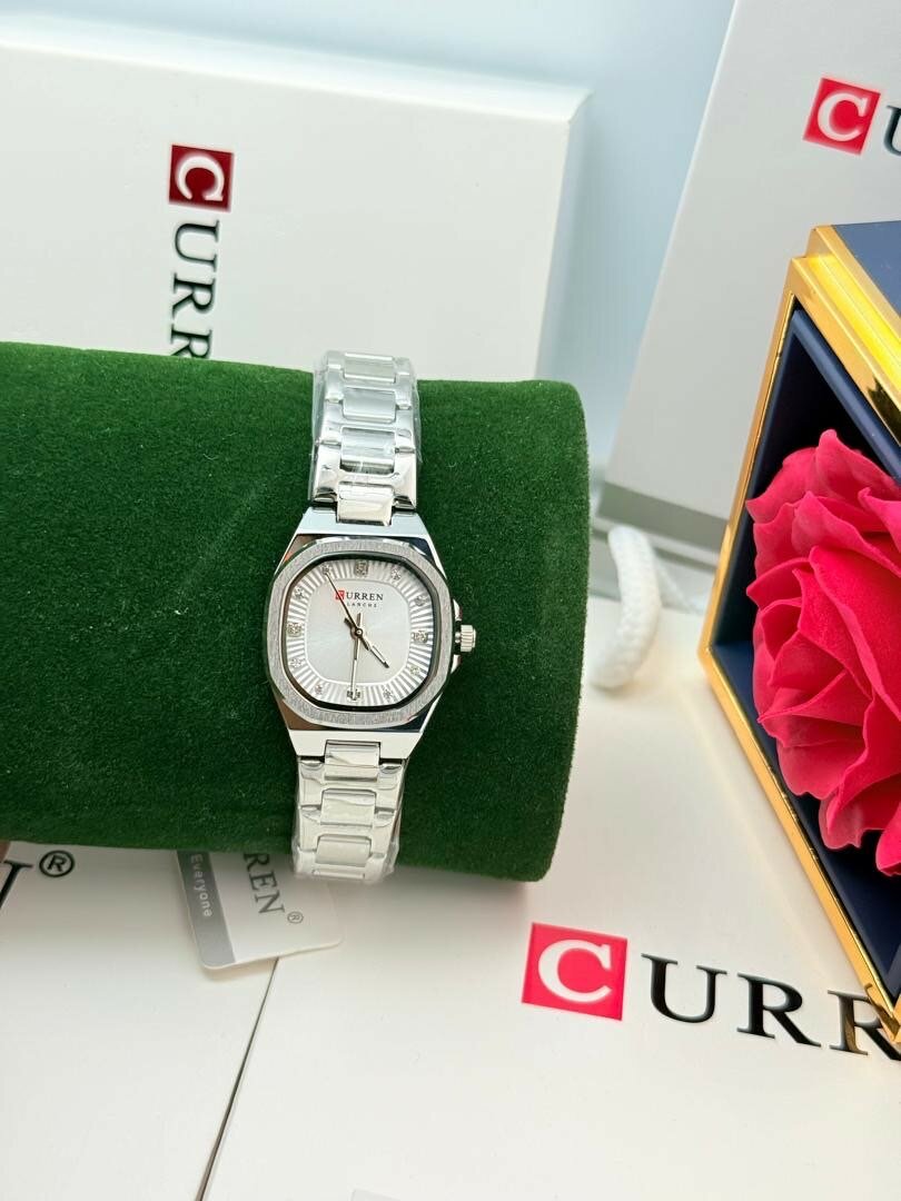 Montre Élégante en Acier Doré et Argent