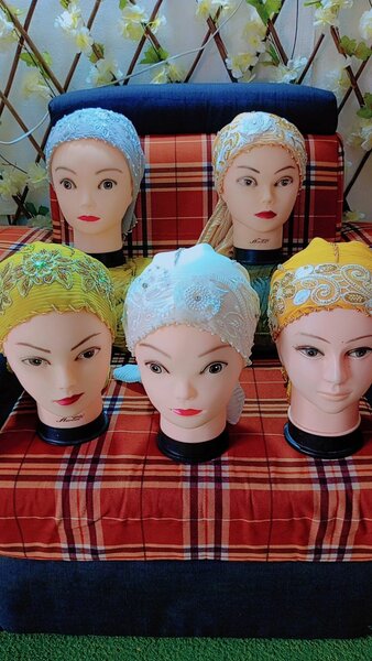 Bonnets élégants brodés