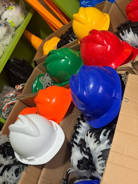 Casques de sécurité multicolores