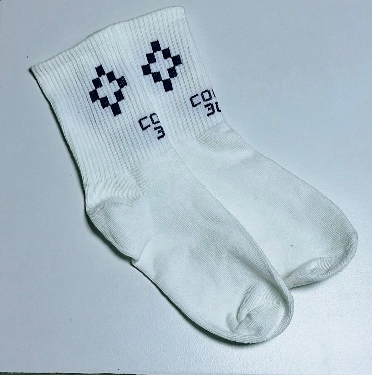 Chaussettes blanches motifs modernes