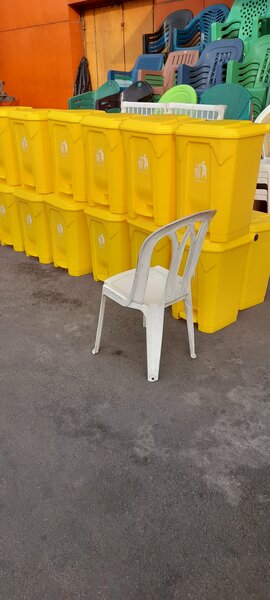 Chaises en plastique empilables