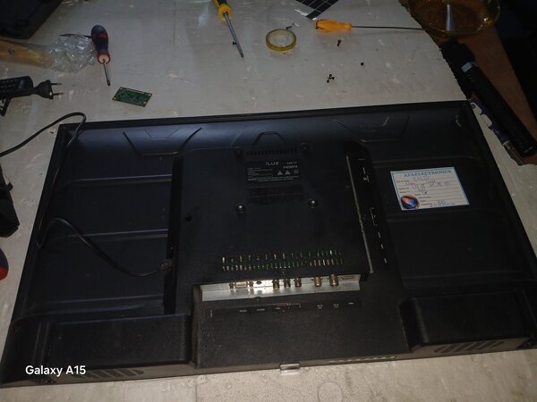 Téléviseur LED iLUX de 32 pouces