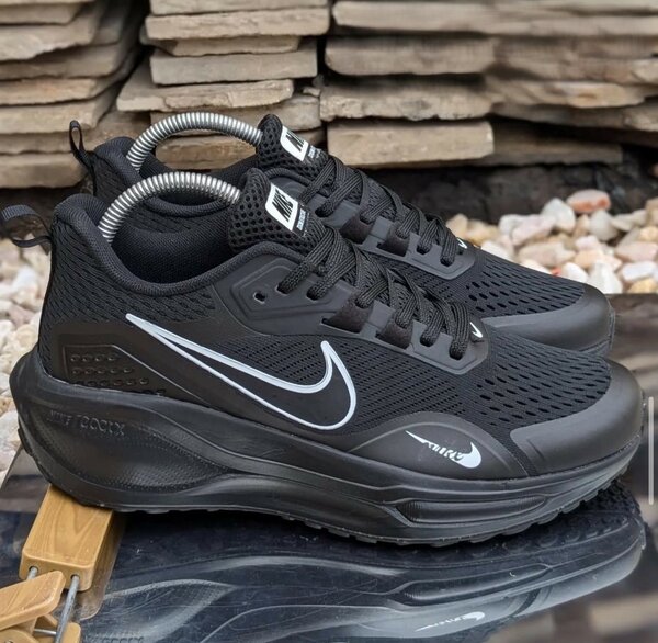 baskets couleur noire, marque Nike