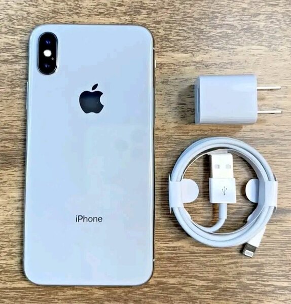 iPhone avec Chargeur et Câble