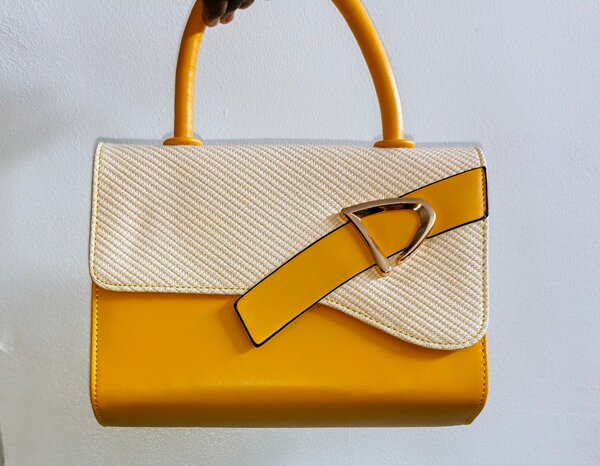 Sac à main élégant jaune et beige