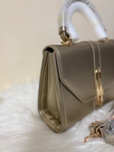 Sac à main élégant doré