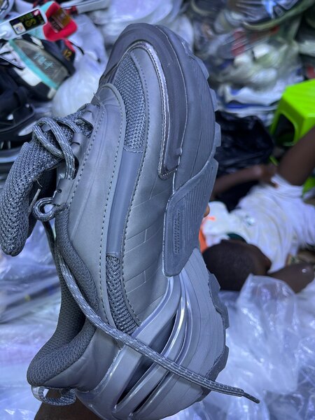 Baskets grises modernes