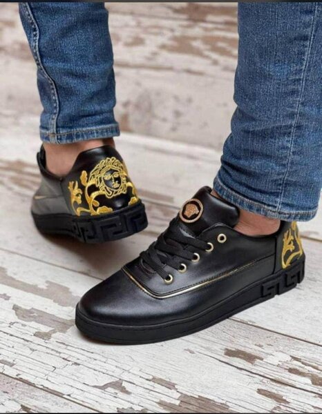 Sneakers élégantes noires et dorées