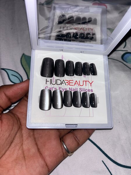 Faux ongles effet œil de chat