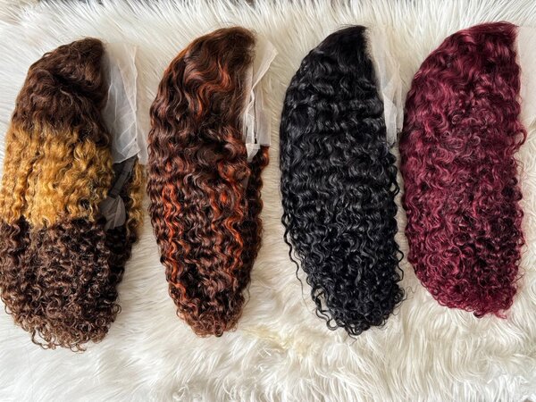 Perruque bouclée colorée