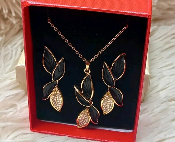 Parure élégante en or et noir