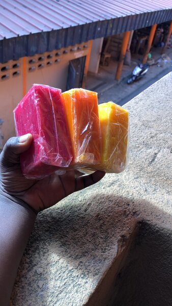 Savons artisanaux colorés