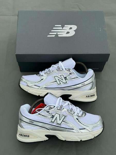 New Balance 740