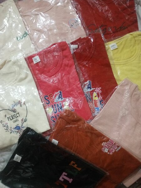 Lot de T-shirts colorés