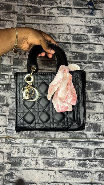 Sac à main Dior en cuir noir