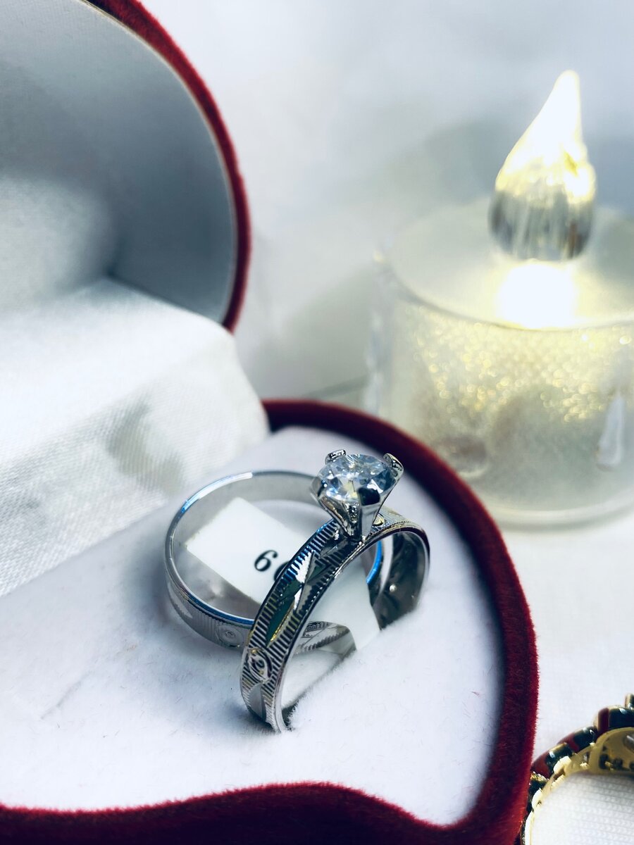 Bague de fiançailles et de promesses.