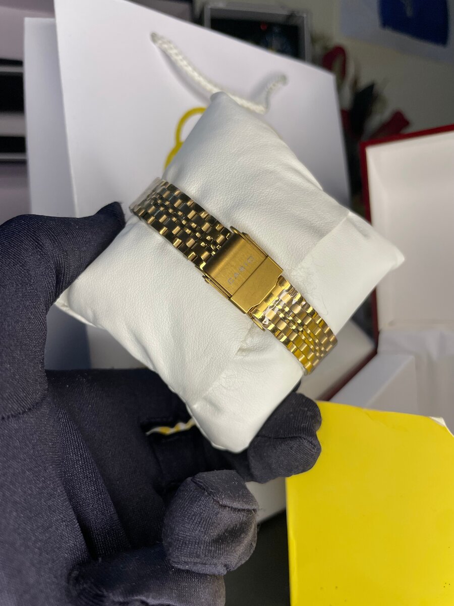 Montre femme dorée élégante