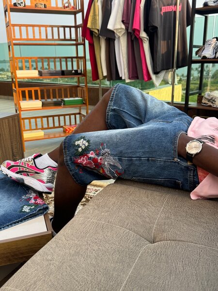 Shorts en jean avec broderie fleurie