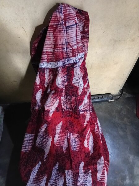 Robe à capuche en tissu coloré