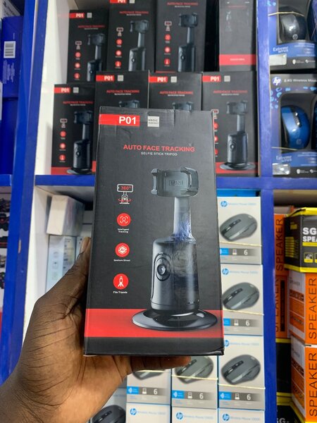 Auto face tracking holder