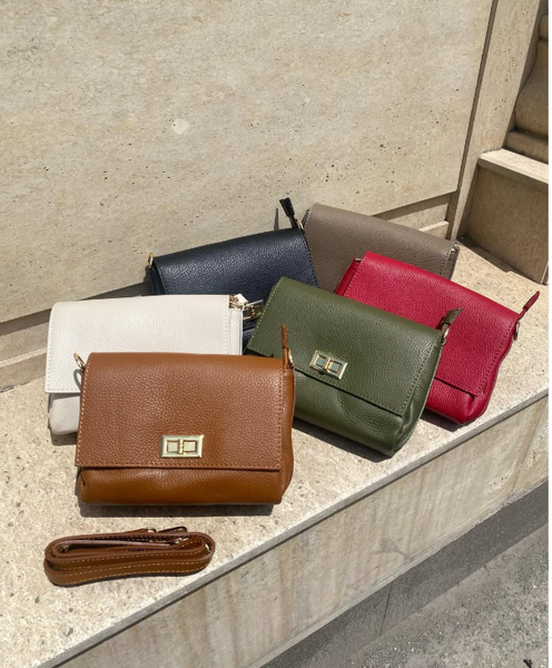 Кроссбоди-новинка с удобной застежкой и тремя разделами