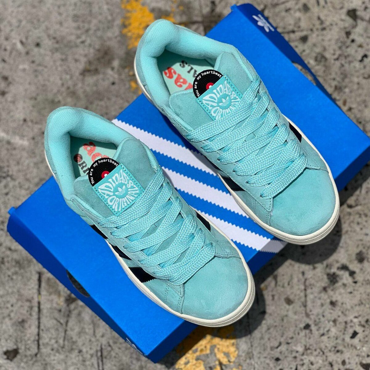 Sneakers en daim turquoise Adidas