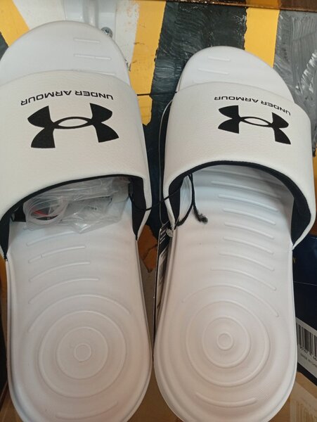 Claquettes Under Armour blanches