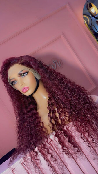 Perruque bouclée rouge bordeaux