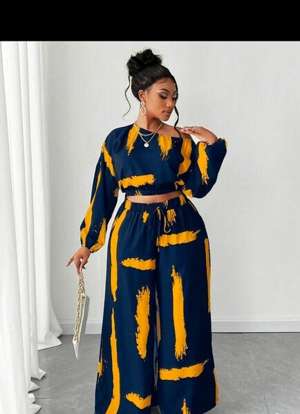 Ensemble survêtement bleu avec motifs jaunes