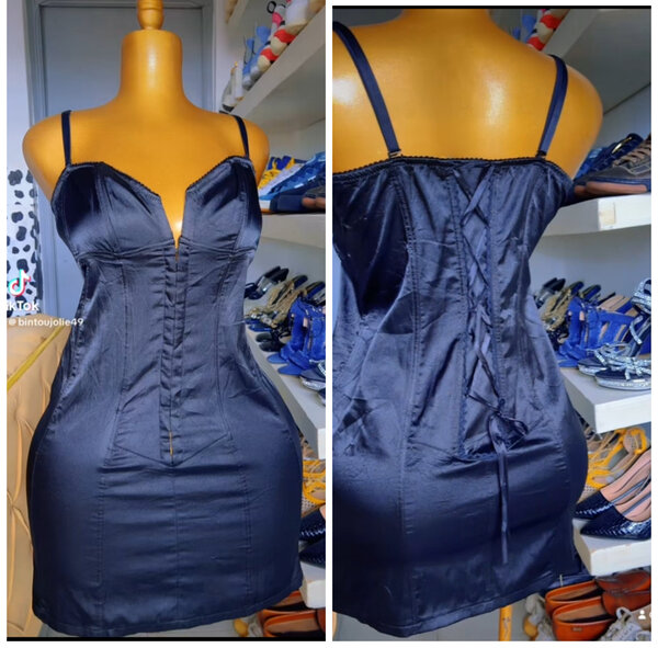 Robe moulante satinée noire