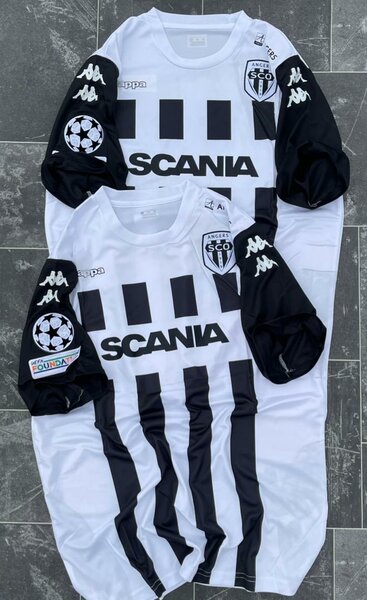 Maillot de football blanc et noir