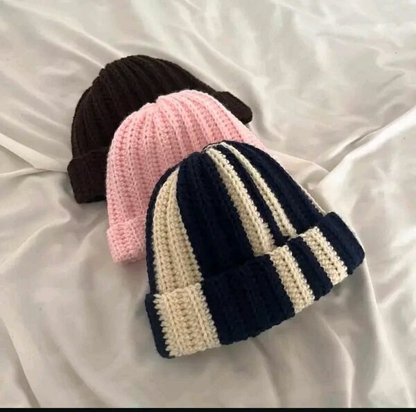 Bonnets tricotés multicolores