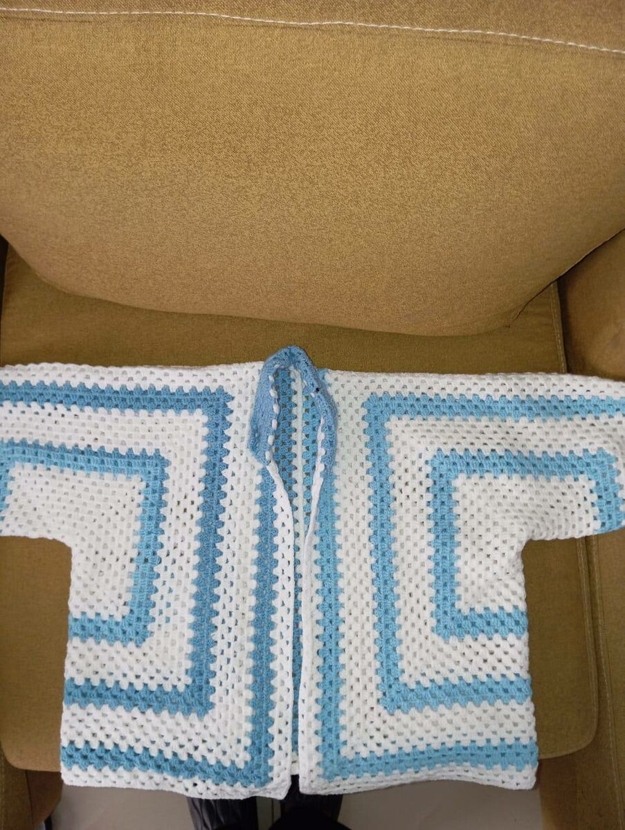 Cardigan hexagon crocheté