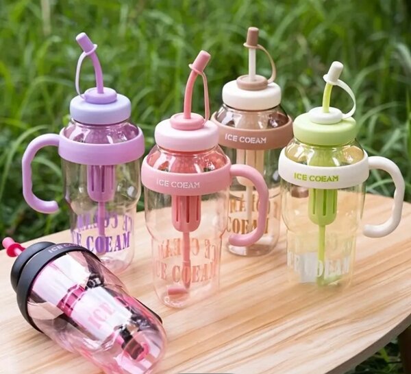 Bouteille d'eau avec paille