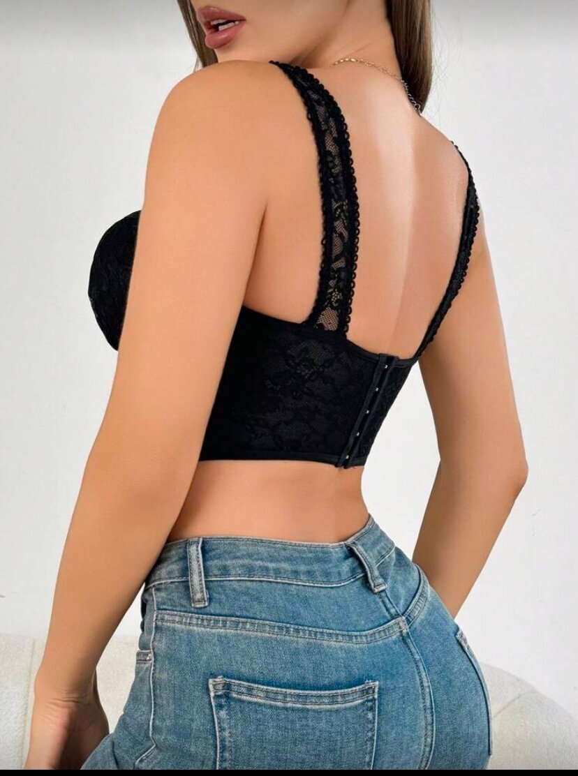 Top court en dentelle noire