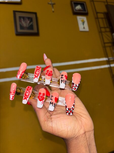 Ongles Faux Artistiques