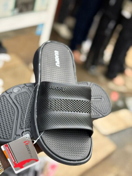 Tongs en caoutchouc confortables