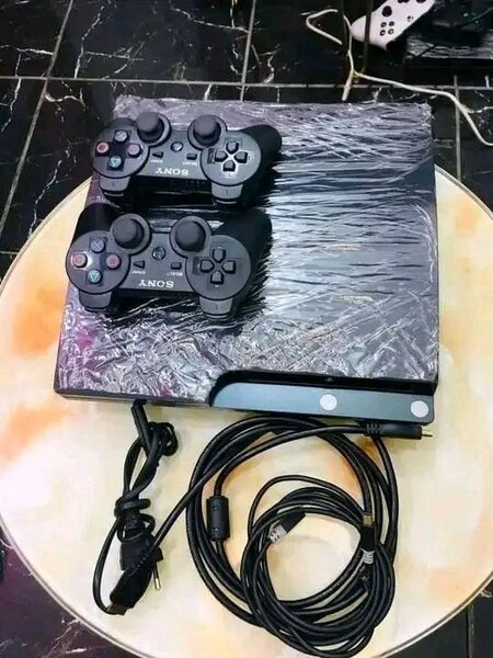 Console de jeu PS2 avec manettes