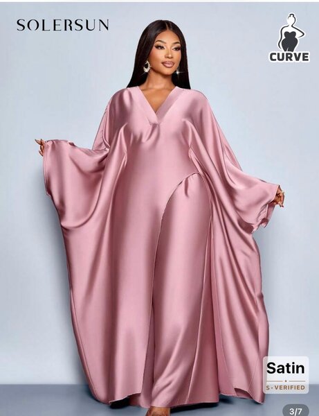 Robe caftan en satin élégante