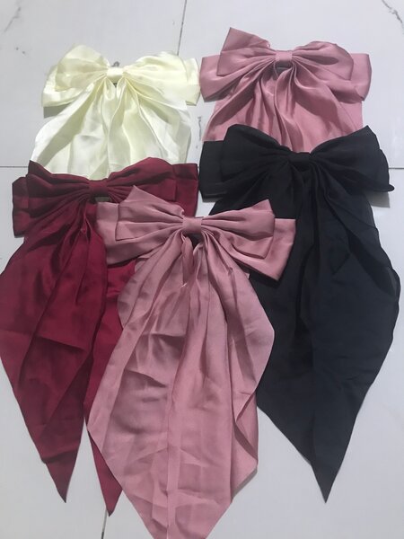 Grandes nœuds décoratifs en satin