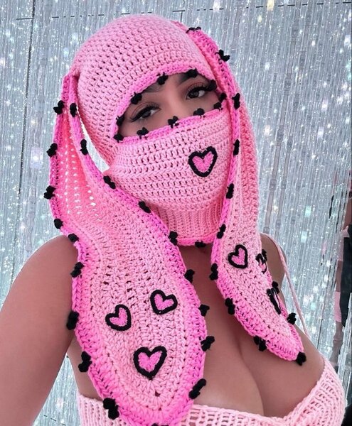 Cagoule lapin tricotée rose