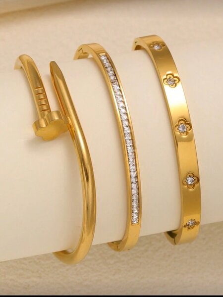 Bracelets dorés élégants