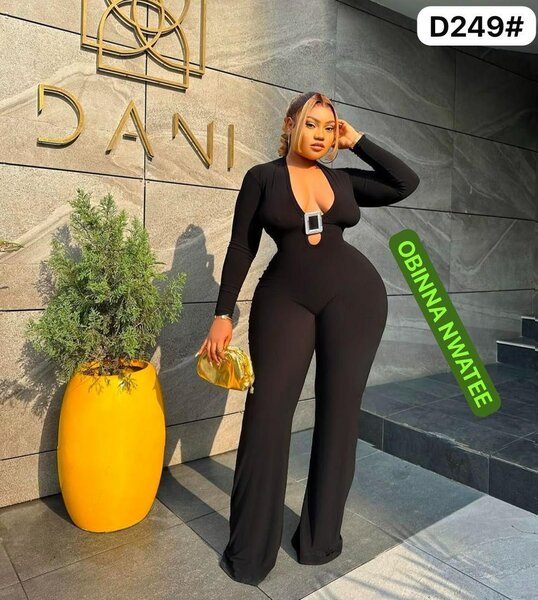 Combinaison élégante femme noire