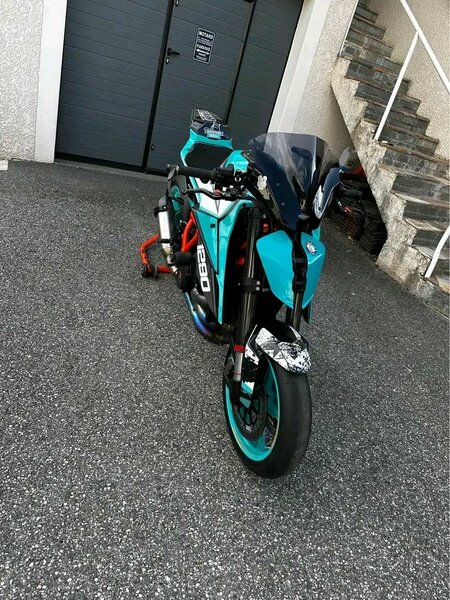 Moto sportive 1290cc turquoise