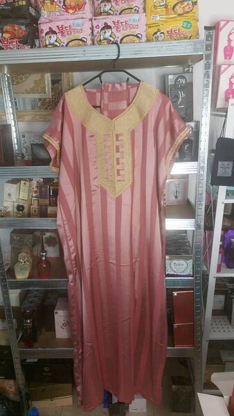 Robe longue à rayures dorées