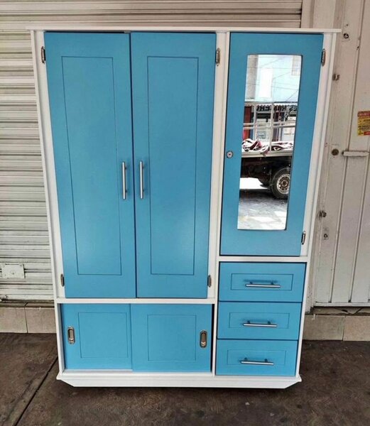 Armoire moderne bleue avec miroir