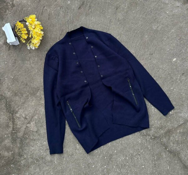 Cardigan en laine marine élégant