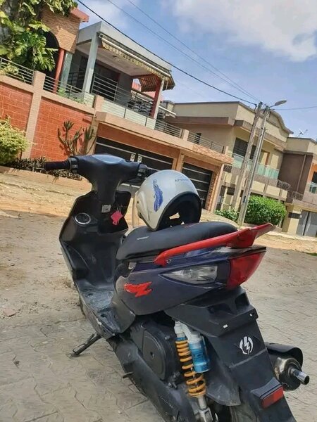 Scooter Yamaha noir et rouge